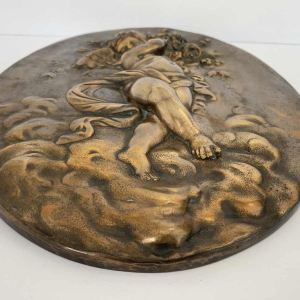 Bas-relief “putto portant des fleurs“ sculpture romantique en bronze, fin XIXe s
