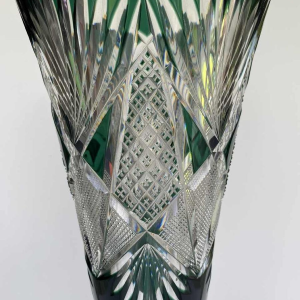 Val-Saint-Lambert, haut vase 'Sheffel' (46 cm), cristal taille riche doublé vert, ca 1905