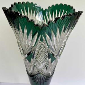 Val-Saint-Lambert, hoge 'Sheffel' vaas (46 cm), rijk geslepen kristal met groene voering, ca 1905