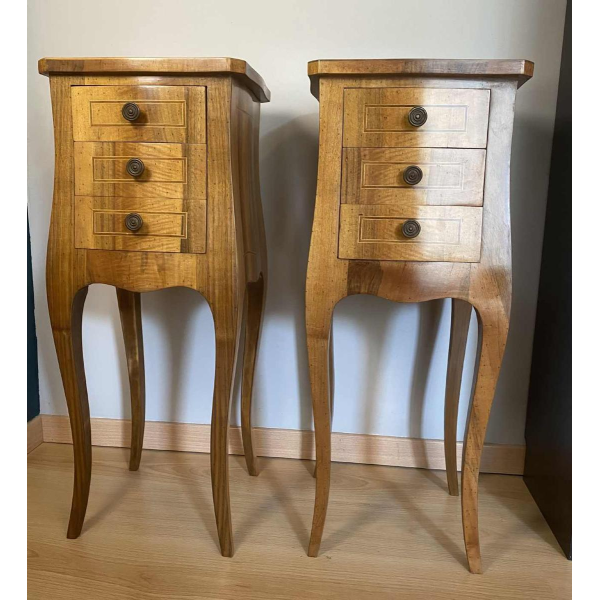 Paire de fines tables d'appoint de style Louis XV