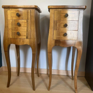 Paire de fines tables d'appoint de style Louis XV