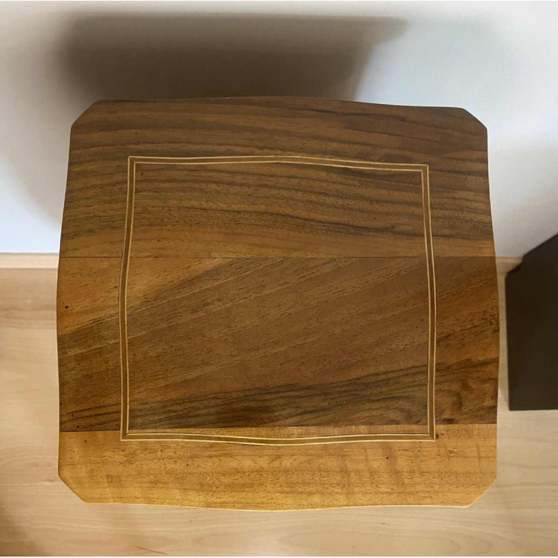 Paire de fines tables d'appoint de style Louis XV