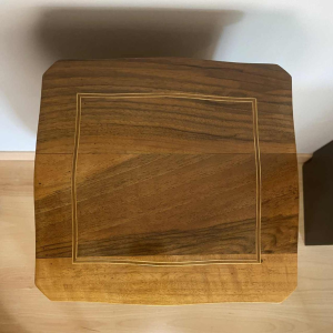 Paire de fines tables d'appoint de style Louis XV