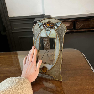 Porte-photo Art Nouveau / Art Déco sur pied en laiton, cabochons & vitraux, ca 1900/1920