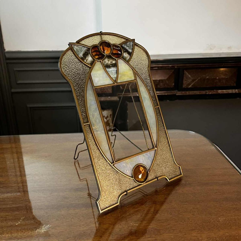 Porte-photo Art Nouveau / Art Déco sur pied en laiton, cabochons & vitraux, ca 1900/1920