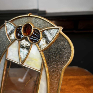 Porte-photo Art Nouveau / Art Déco sur pied en laiton, cabochons & vitraux, ca 1900/1920