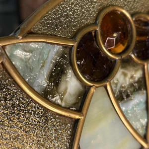 Jugendstil / Art Deco fotohouder op messing voet, cabochons & glas in lood, ca 1900/1920