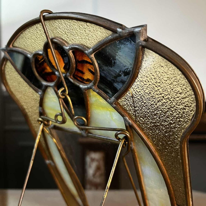 Porte-photo Art Nouveau / Art Déco sur pied en laiton, cabochons & vitraux, ca 1900/1920