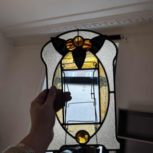 Porte-photo Art Nouveau / Art Déco sur pied en laiton, cabochons & vitraux, ca 1900/1920