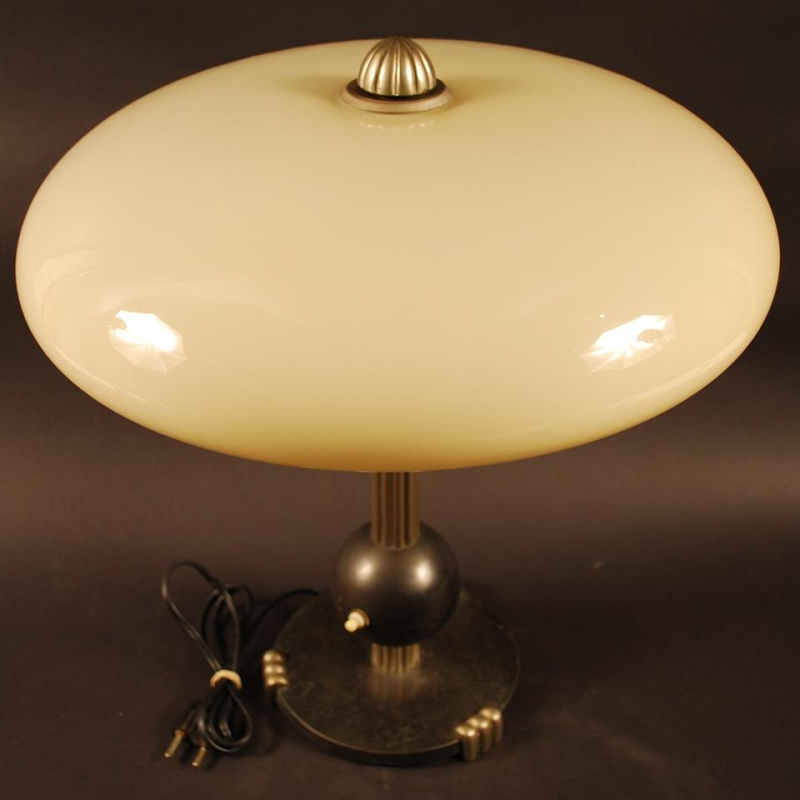Lampe à poser Art Déco, pied boule, acier, métal nickelé et opaline, ca 1930