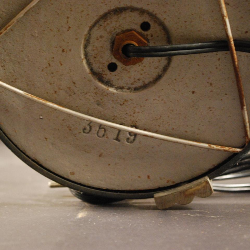 Art Deco tafellamp, bolvoet, staal, vernikkeld metaal en opaline, ca 1930