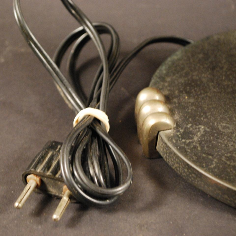 Lampe à poser Art Déco, pied boule, acier, métal nickelé et opaline, ca 1930