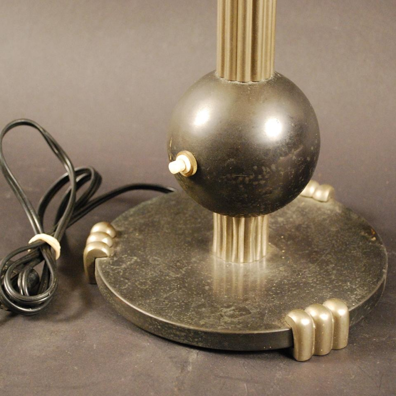 Lampe à poser Art Déco, pied boule, acier, métal nickelé et opaline, ca 1930