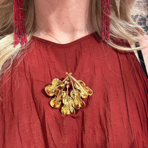 Arman, broche/hanger van goud, versierd met violen, nieuw realisme 20e eeuw