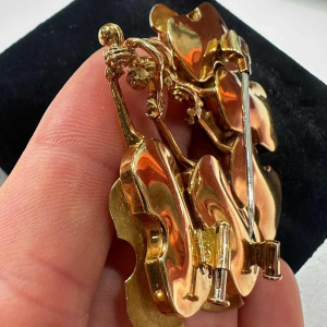 Arman, broche/hanger van goud, versierd met violen, nieuw realisme 20e eeuw