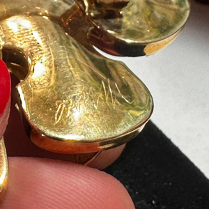 Arman, broche/hanger van goud, versierd met violen, nieuw realisme 20e eeuw