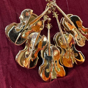 Arman, broche/hanger van goud, versierd met violen, nieuw realisme 20e eeuw