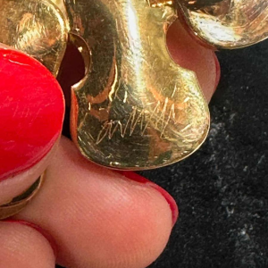 Arman, broche/hanger van goud, versierd met violen, nieuw realisme 20e eeuw