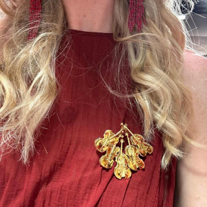 Arman, broche/hanger van goud, versierd met violen, nieuw realisme 20e eeuw