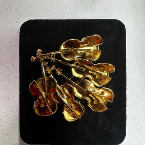 Arman, broche/hanger van goud, versierd met violen, nieuw realisme 20e eeuw
