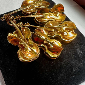 Arman, broche / pendentif en or, décor aux violons, nouveau réalisme XXe s