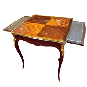 Table Cabaret Louis XV, estampillée L. CUEUNIERES, marqueteries et bronze, fin XIXe s