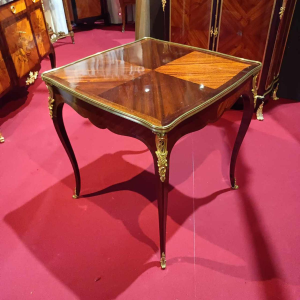 Table Cabaret Louis XV, estampillée L. CUEUNIERES, marqueteries et bronze, fin XIXe s