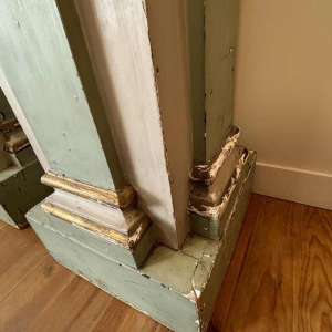 Paar gesneden, beschilderde en vergulde houten zadels, eind 19e eeuw Italië