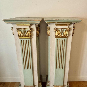 Paire de sellettes en bois sculpté, peint et doré, Italie fin 19ème siècle