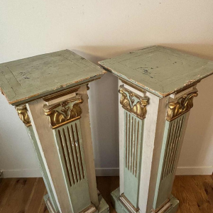 Paire de sellettes en bois sculpté, peint et doré, Italie fin 19ème siècle