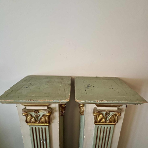 Paire de sellettes en bois sculpté, peint et doré, Italie fin 19ème siècle