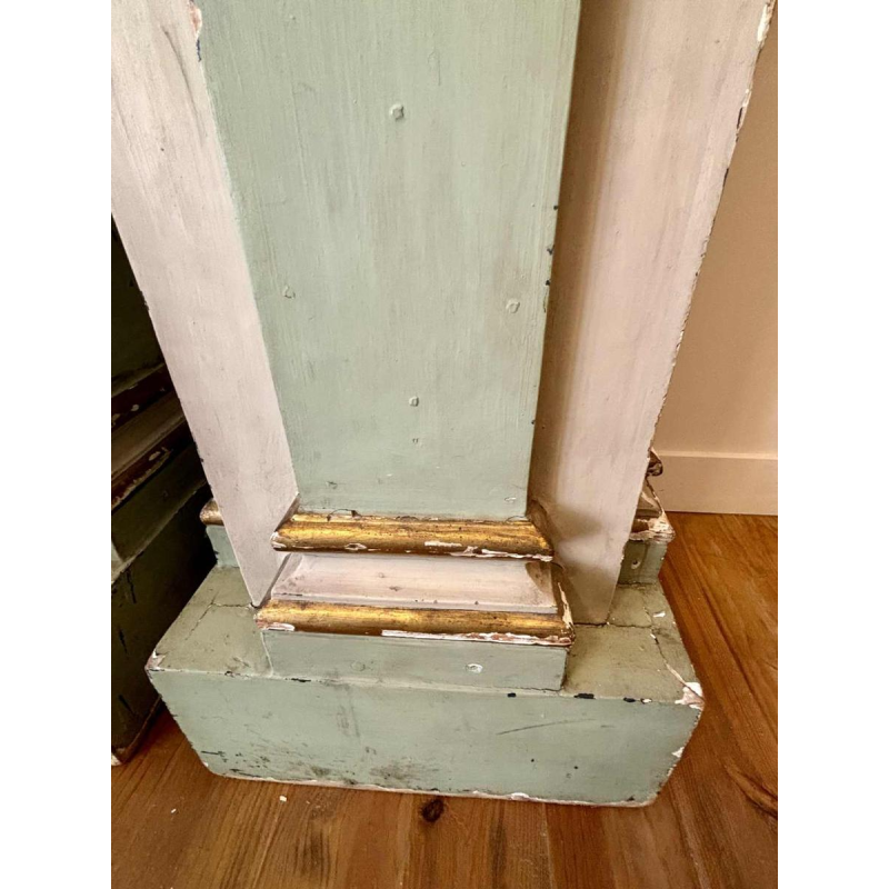 Paar gesneden, beschilderde en vergulde houten zadels, eind 19e eeuw Italië