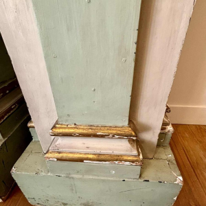 Paar gesneden, beschilderde en vergulde houten zadels, eind 19e eeuw Italië