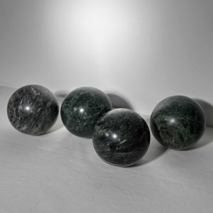 Ensemble de 4 sphères décoratives en marbre vert, XXe siècle