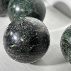 Set van 4 decoratieve bollen in groen marmer, 20e eeuw