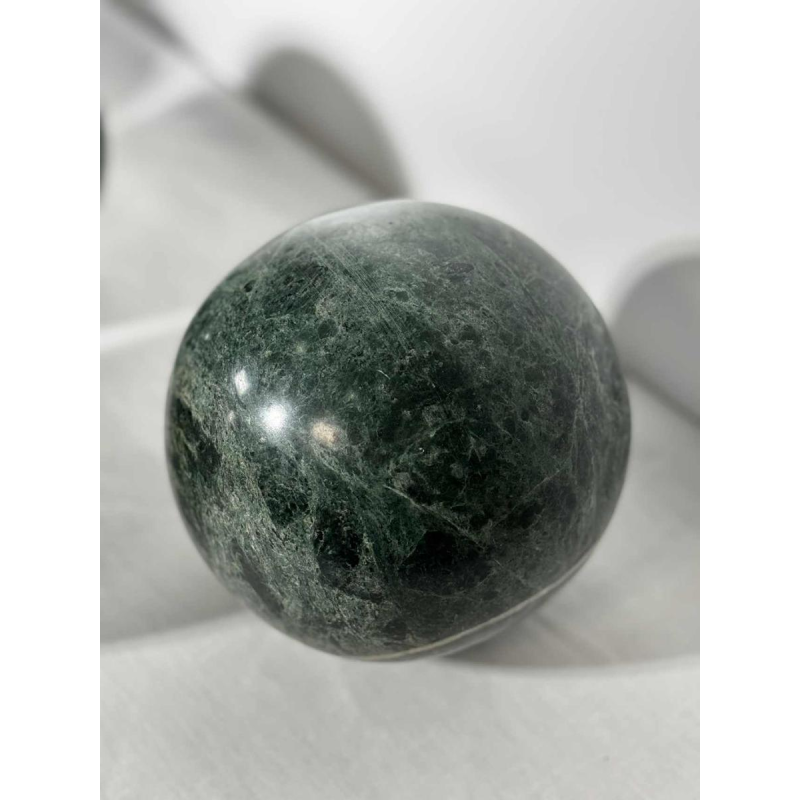 Ensemble de 4 sphères décoratives en marbre vert, XXe siècle