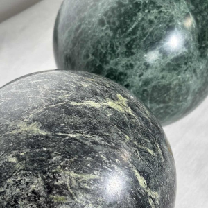 Set of 4 decorative spheres in green marble, 20th century