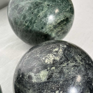 Set van 4 decoratieve bollen in groen marmer, 20e eeuw