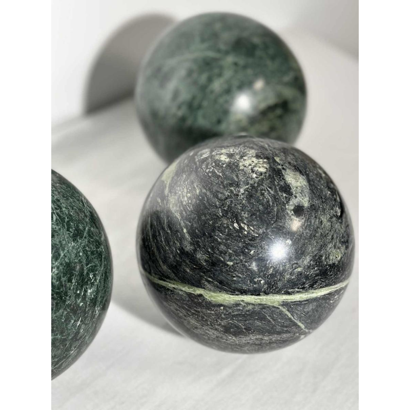 Ensemble de 4 sphères décoratives en marbre vert, XXe siècle