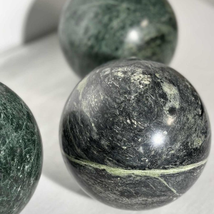 Set of 4 decorative spheres in green marble, 20th century