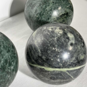Ensemble de 4 sphères décoratives en marbre vert, XXe siècle