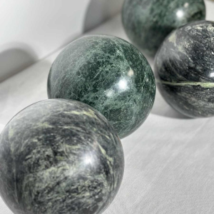 Set van 4 decoratieve bollen in groen marmer, 20e eeuw