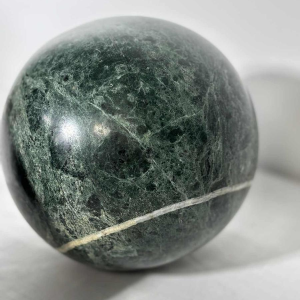 Ensemble de 4 sphères décoratives en marbre vert, XXe siècle