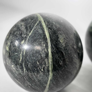 Set van 4 decoratieve bollen in groen marmer, 20e eeuw