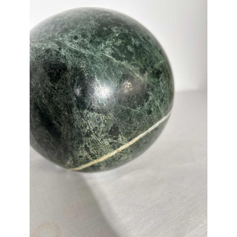 Ensemble de 4 sphères décoratives en marbre vert, XXe siècle