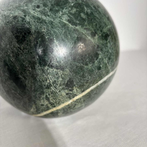 Ensemble de 4 sphères décoratives en marbre vert, XXe siècle