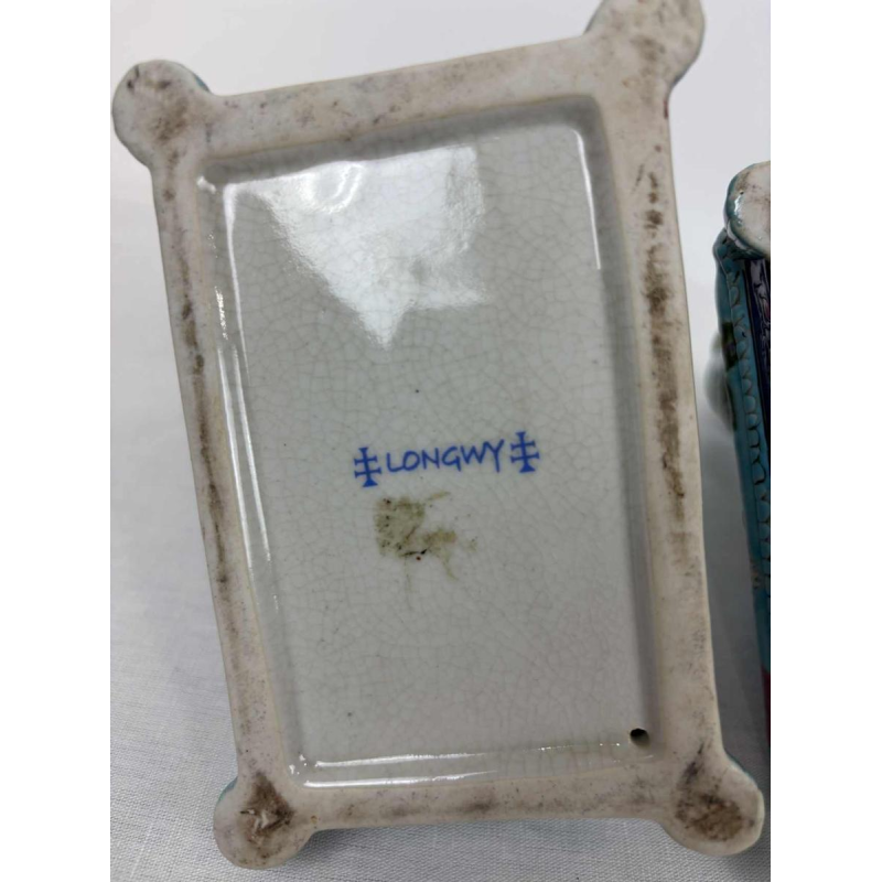 Longwy, paire de chiens en émaux de Longwy, fin XIXe / début XXe siècle