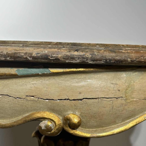 Ronde sokkeltafel van beschilderd hout met marmer-look beschilderd blad, eind 19e eeuw