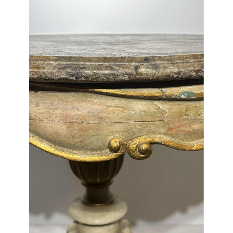 Ronde sokkeltafel van beschilderd hout met marmer-look beschilderd blad, eind 19e eeuw