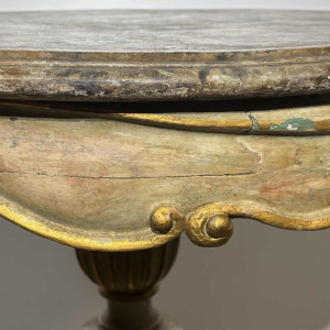 Ronde sokkeltafel van beschilderd hout met marmer-look beschilderd blad, eind 19e eeuw